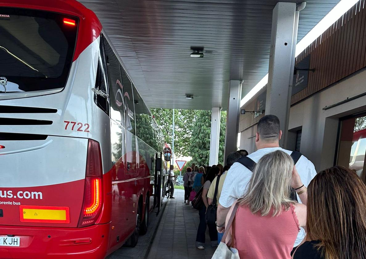 El aumento de población y los nuevos horarios de autobús dejan en tierra a  decenas de espinariegos | El Norte de Castilla