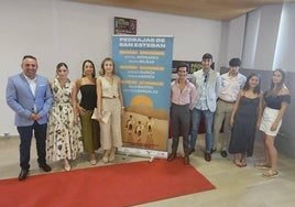 El alcalde de Pedrajas de San Esteban junto a las Reinas de las Fiestas 2023 y 2024 y tres de los novilleros acartelados.