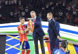 El Rey Felipe VI entrega la copa a Álvaro Morata.