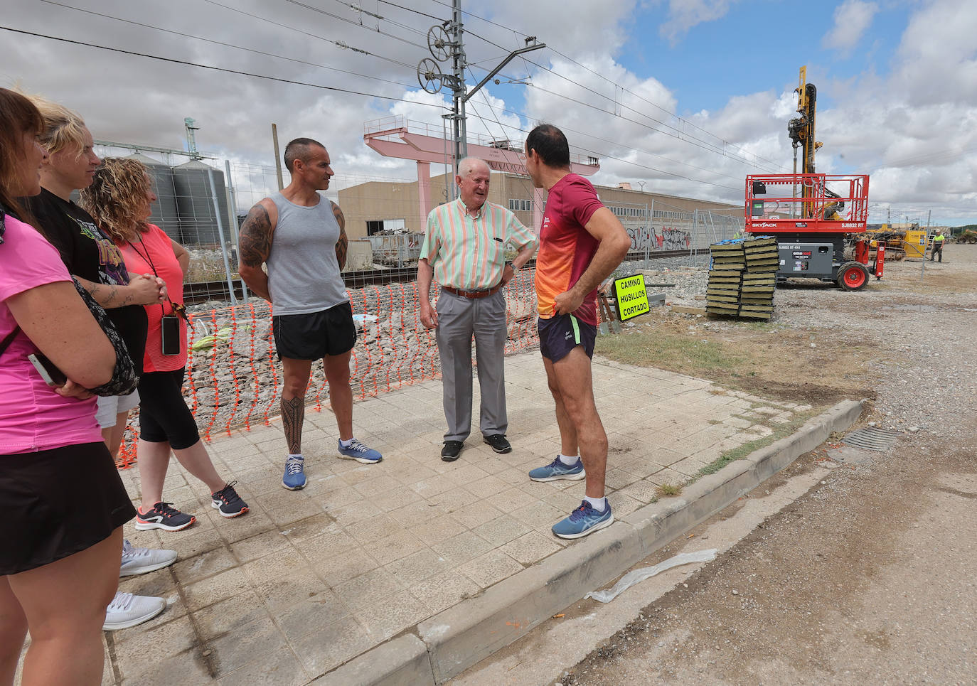 Vecinos del Camino Viejo de Husillos entonan el &#039;No nos moverán&#039;