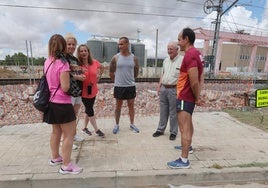 Vecinos del Camino Viejo de Husillos entonan el 'No nos moverán'