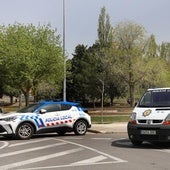 Choca con un vehículo estacionado y con una vivienda y da positivo en alcoholemia