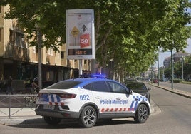 Una patrulla de la Policía Municipal en el Paseo de Zorrila.