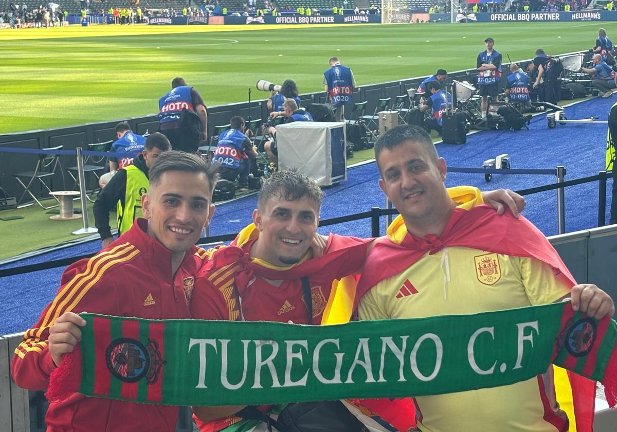 Guille Duque, David Cotrina y Luis Peromingo, en el estadio de Berlín durante la final de la Eurocopa.
