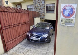 Un coche sale de un garaje que cuenta con un vado municipal y regulado.