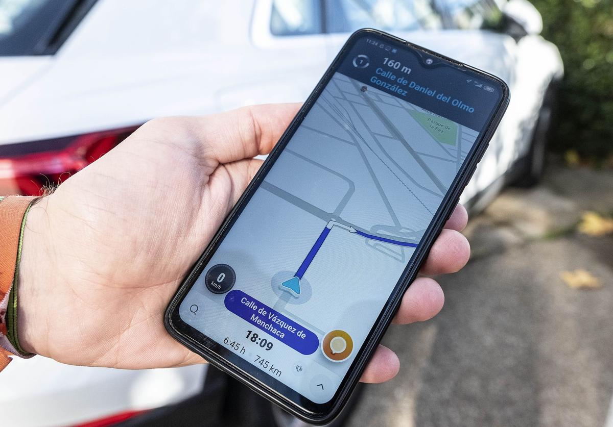 Aplicación de navegación 'Waze', instalada en un teléfono móvil.