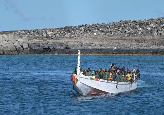 Un cayuco llega a la isla de El Hierro el pasado mes de junio.