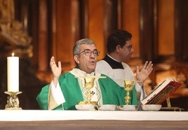 Luis Argüello, durante la misa previa al traslado de la Vera Cruz hasta San Miguel.