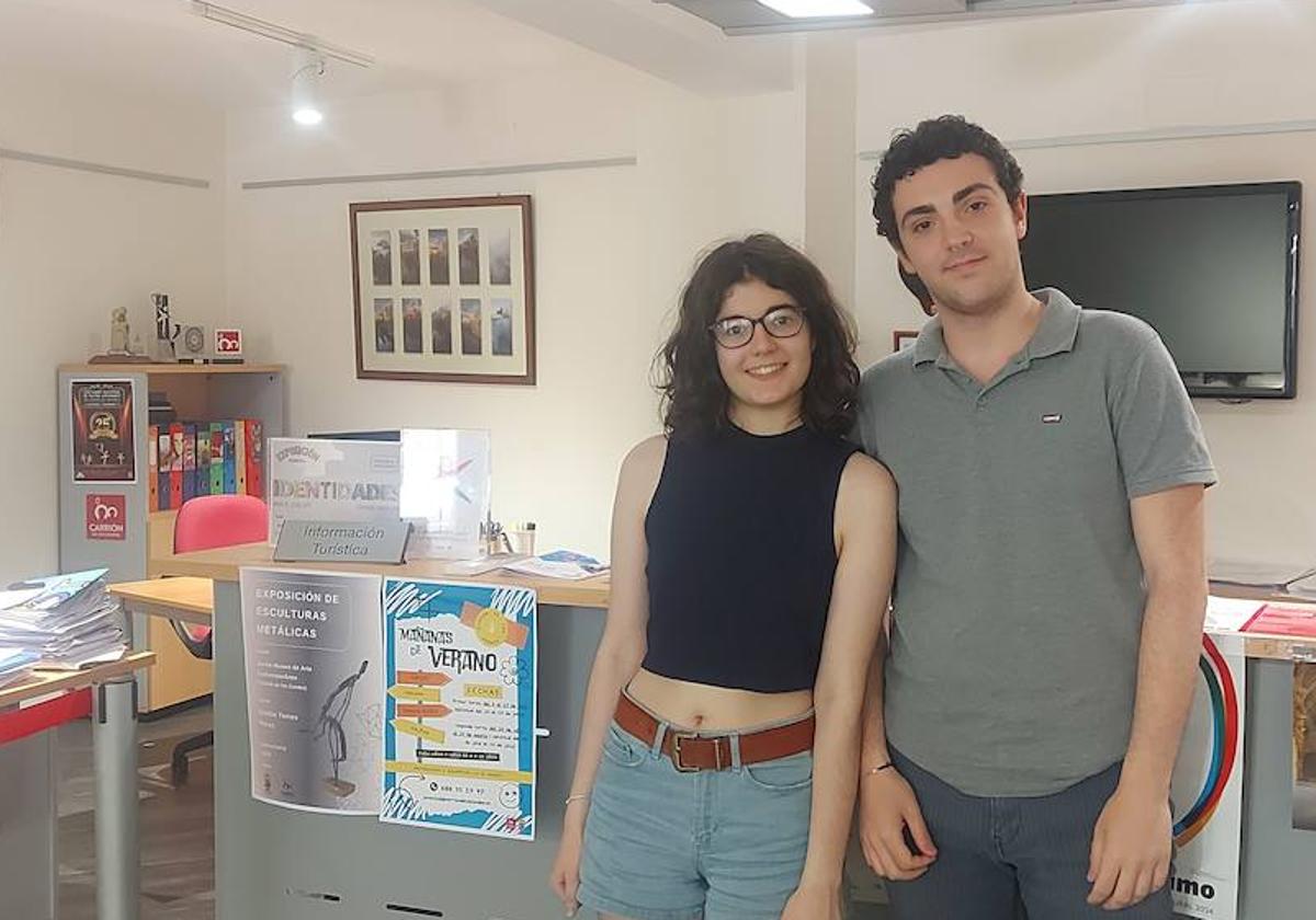 Los dos jóvenes, en la Oficina de Turismo de Carrión.