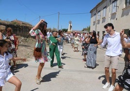 Vecinos de todas las edades danzan a la patrona, este martes en Cevico Navero.