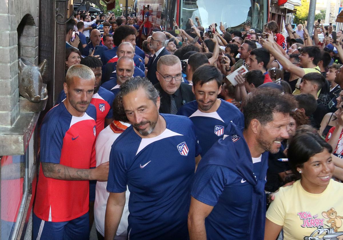 Llegada de los jugadores del Atlético de Madrid al restaurante José María en 2023.