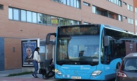 Autobús de la línea 4 del servicio público de transporte urbano.