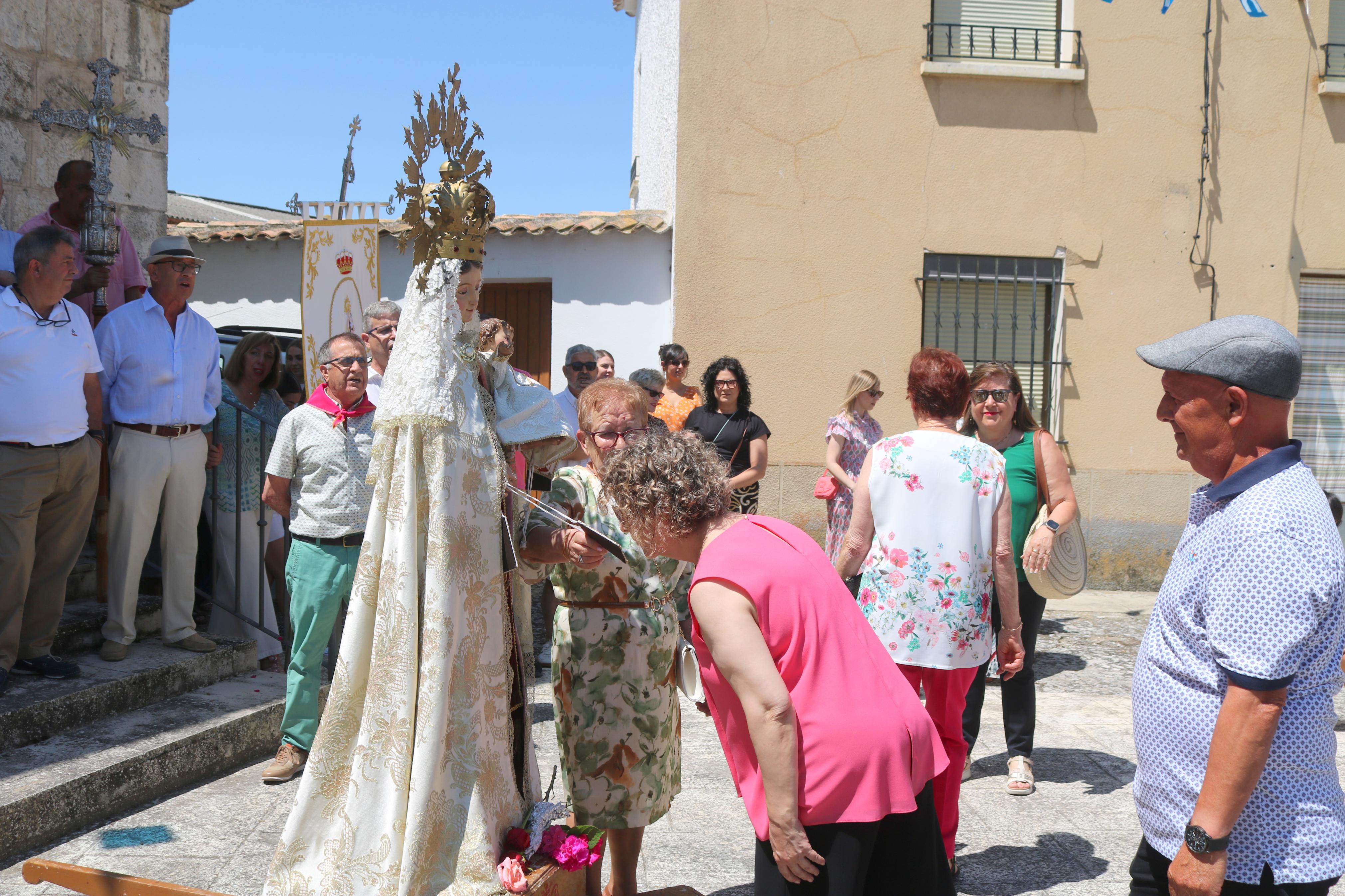 Cevico Navero se rinde a la Virgen del Carmen