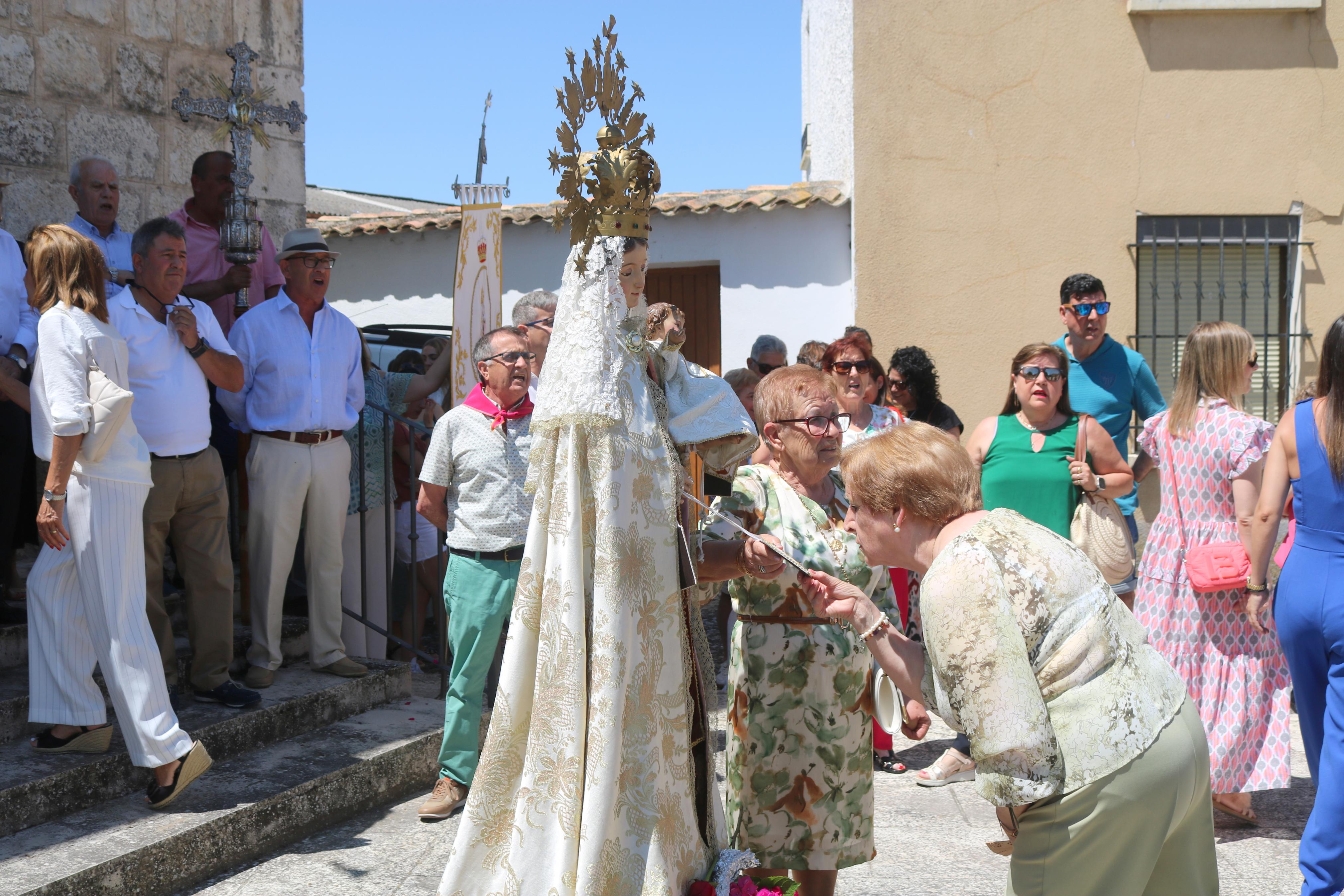 Cevico Navero se rinde a la Virgen del Carmen