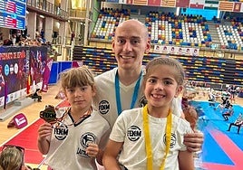 Cristina Centeno, el técnico Roberto Corona e Isabela Manrique en el campeonato.