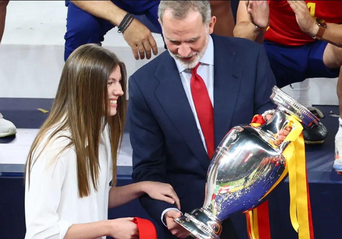 El Felipe VI sostiene la Copa, ante la mirada de su hija, la infanta Sofía.