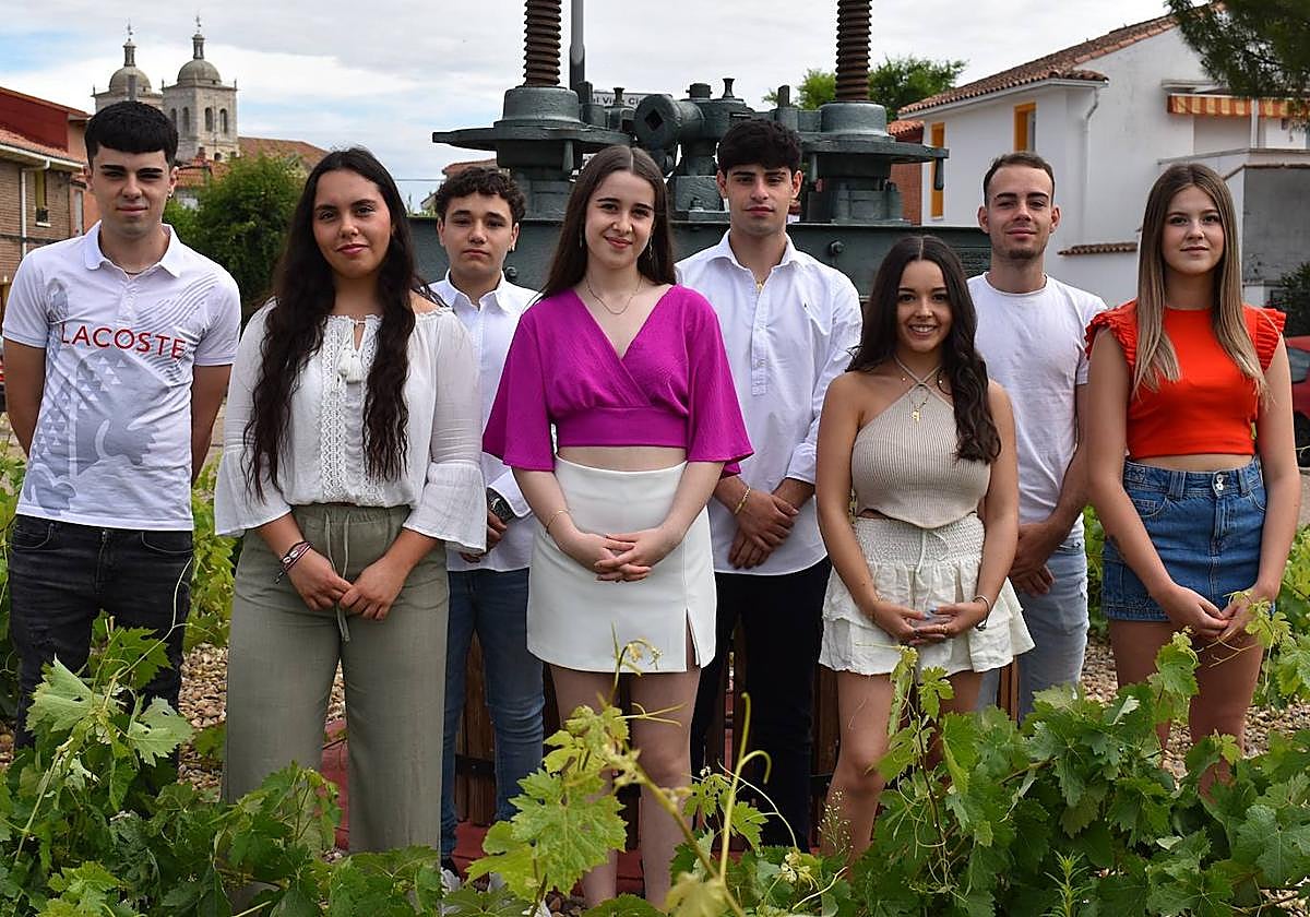Los presentadores de la gala Mario Marcos y Jimena Gallo junto a las reinas de las fiestas y sus acompañantes Julio de las Heras, Jimena Fernández, Daniel Centeno, Zaira Lojo, Hugo García y Raquel Gutiérrez