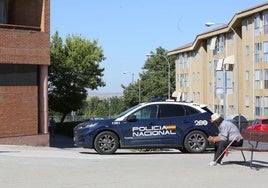 Un coche de la Policía Nacional, junto al bloque de viviendas donde se ha producido el robo.