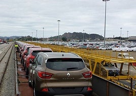Tren parte cargado de coches desde la fábrica de Renault en Villamuriel de Cerrato.