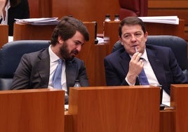 Juan García-Gallardo (Vox) y Alfonso Fernández Mañueco (PP) en uno de sus últimos plenos como compañeros de bancada en las Cortes.