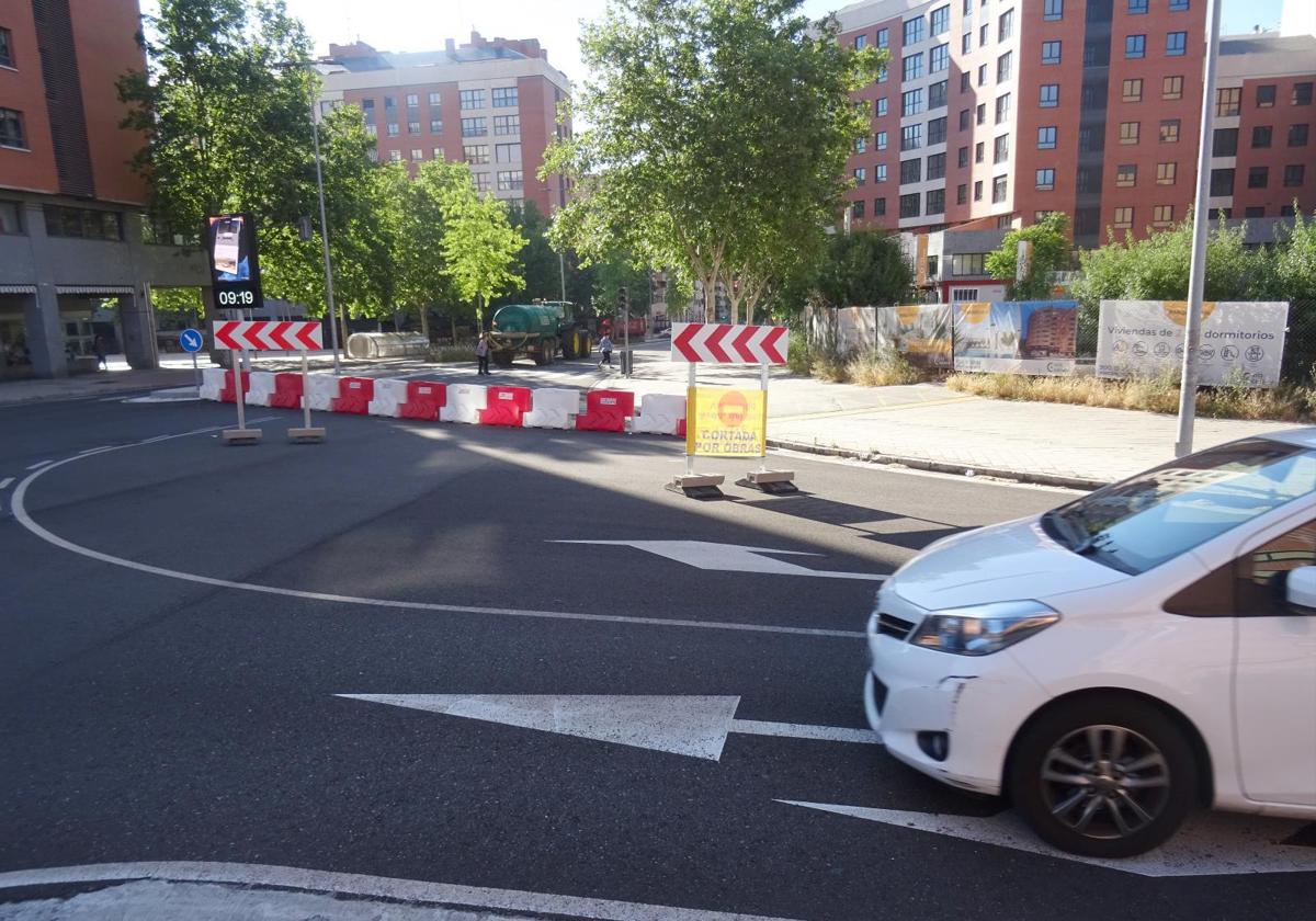 Corte por las obras de la red de calor del cruce de las dudas de las calles Ciudad de la Habana.