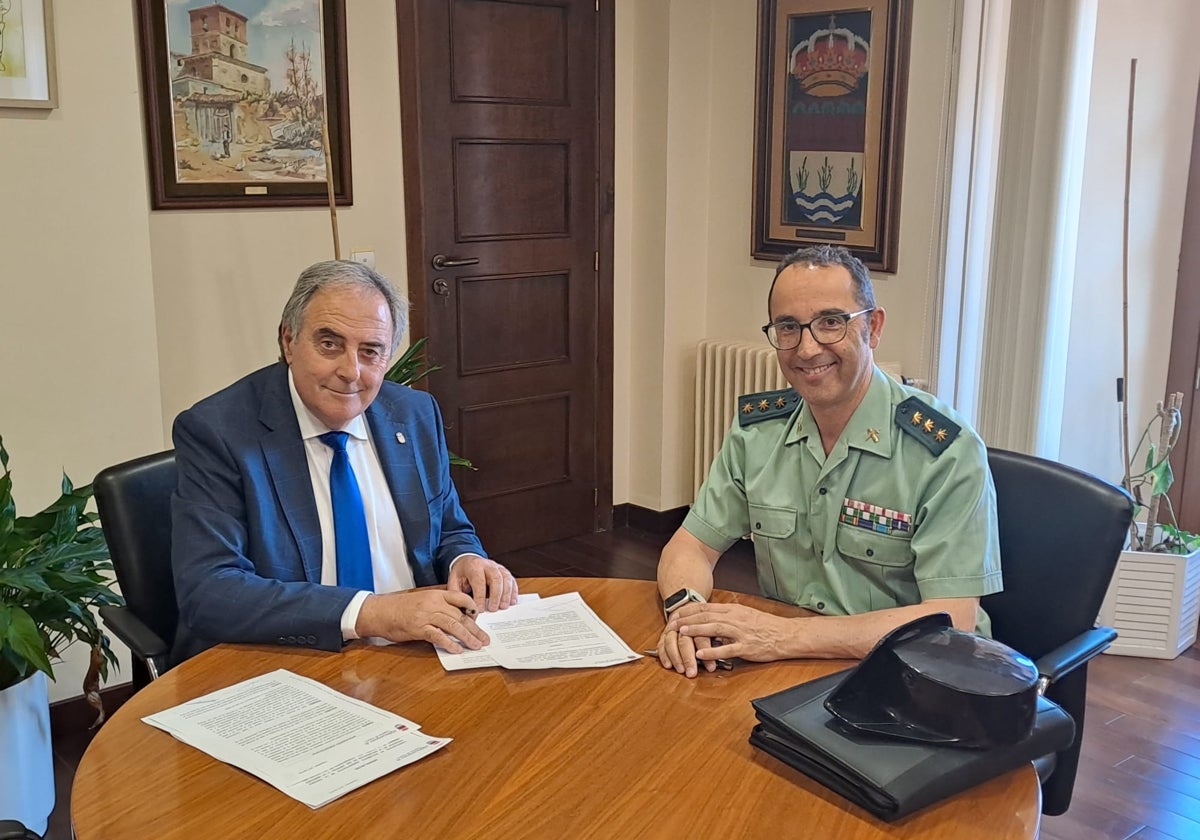 Avelino Álvarez, alcalde de Laguna de Duero, y Andrés Manuel Valverde, Coronel de la Comandancia de la Guardia Civil.