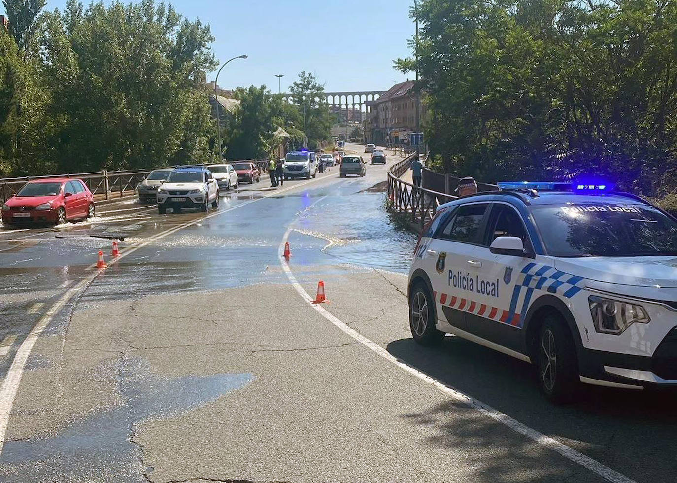 Fotografías del reventón de una tubería en Vía Roma