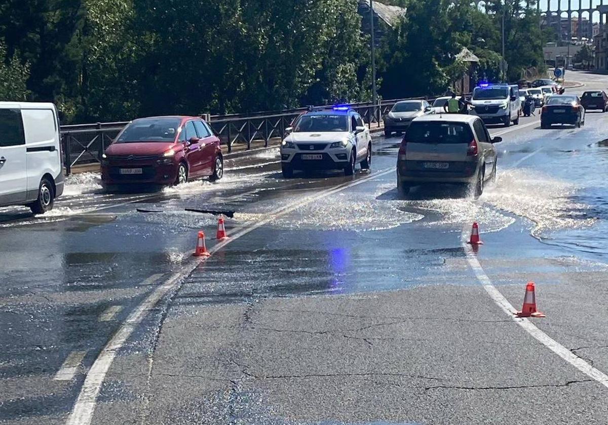 Reventón de la tubería en la avenida Vía Roma.