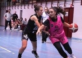 Irene Llanos, una de las jugadoras renovadas, durante un partido esta temporada.