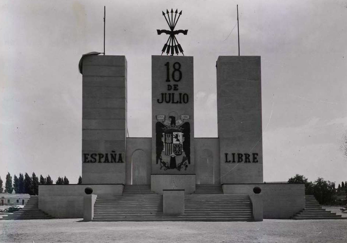 Imagen principal - Arriba, detalle de la tribuna instalada en el Campo de San Isidro. Abajo, tribuna de autoridades en la calle de Colmenares y decoración de la fachada del Ayuntamiento.