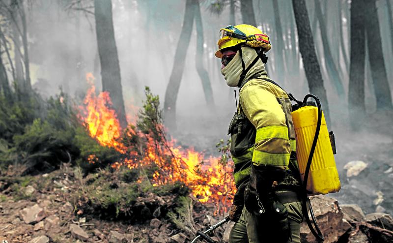 Un bombero durante las labores de extinción de un incendio en la sierra de la Culebra, en Zamora.