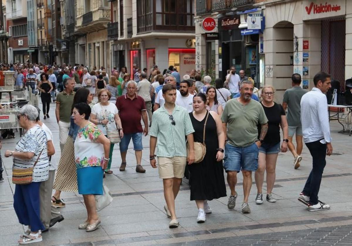 Zona comercial de la Calle Mayor, en las primeras horas de la pasada noche de compras.