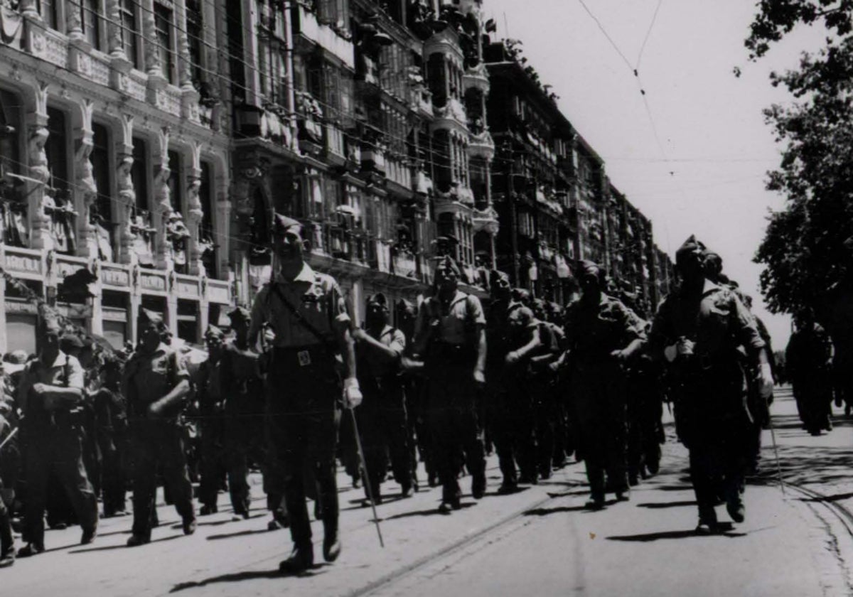 Un momento del desfile militar por la Acera de Recoletos el 18 de julio de 1938.