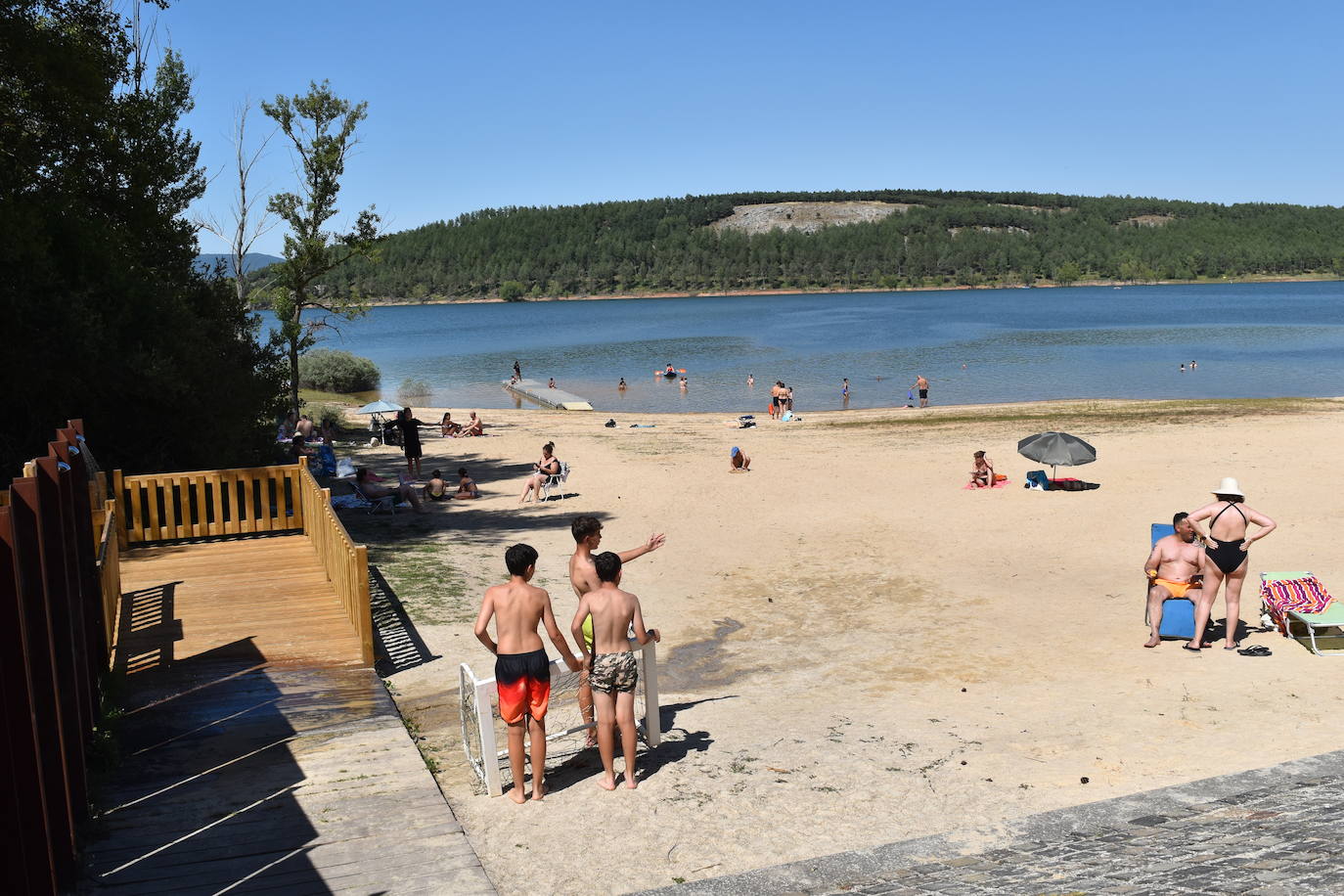 La playa de Aguilar de Campoo funciona a pleno rendimiento