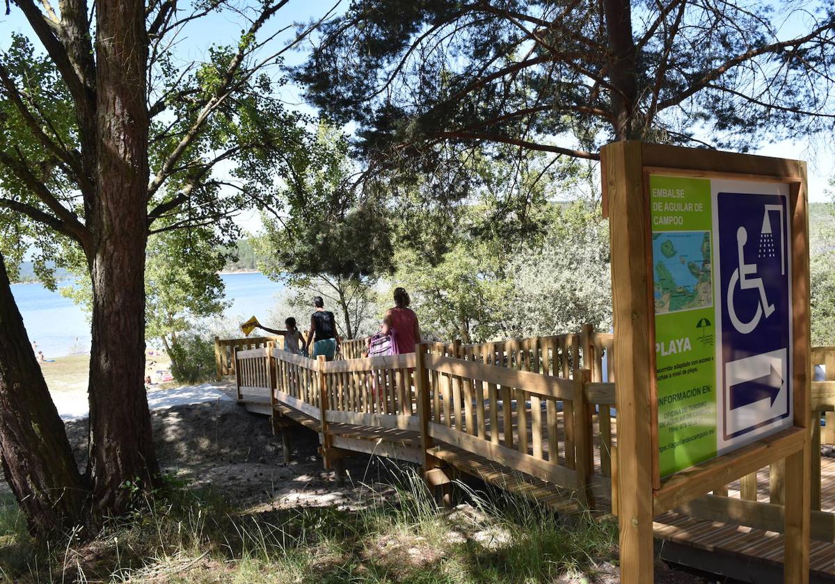 Carteles indicadores y pasarela de acceso a la playa de Aguilar, este jueves.