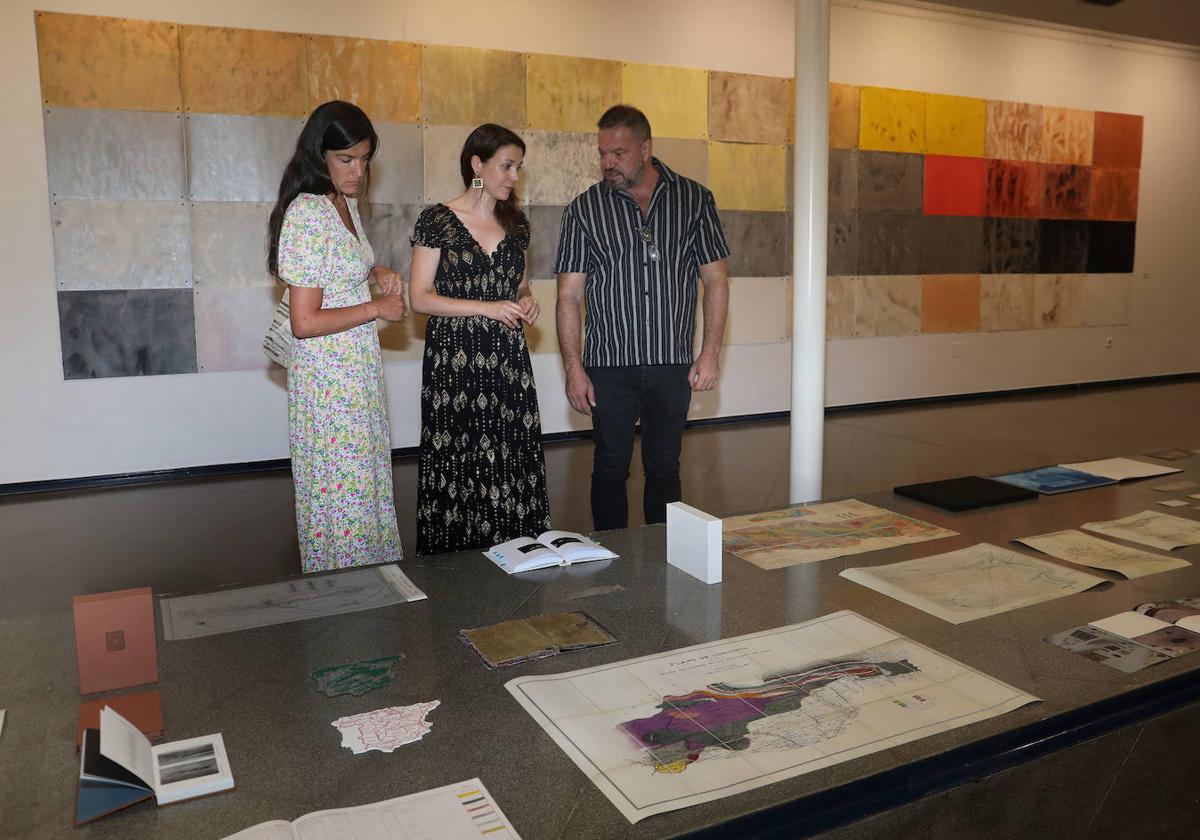 Juan Guardiola, con las artistas Rosell Meseger y Mónica Martínez-Bordiú.