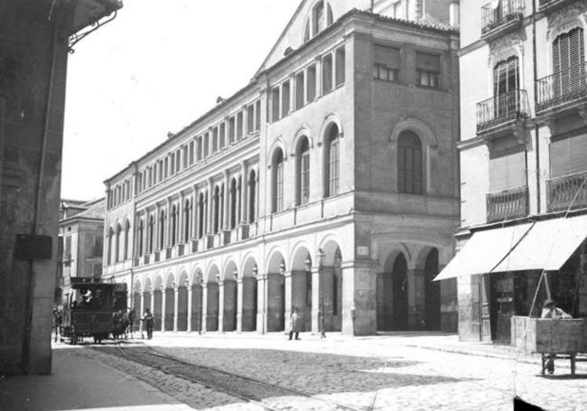 Tranvía de tracción animal pasando por delante del Calderon, hacia 1900.