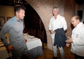 Diego Pablo Simeone, Miguel Ángel Gil Marín y José María, en el interior del restaurante.