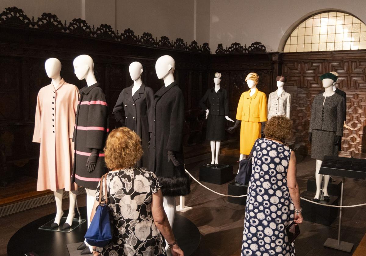 Dos mujeres contemplas piezas de la exposición 'El siglo de Balenciaga'.