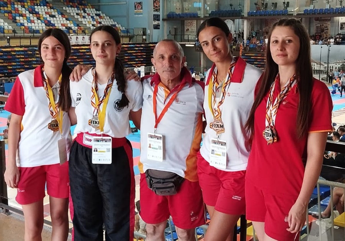 Integrantes del Club Budokan Medina, junto a su instructor, en el Campeonato de España de Kickboxing