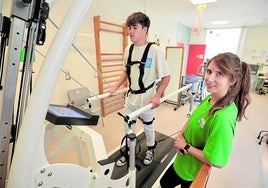 Mónica González, fisioterapeuta, en la sala con el robowalk que utilizan para las terapias de recuperación.