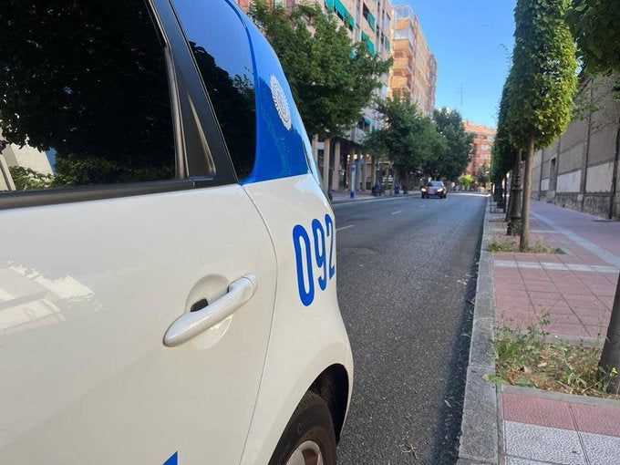 Un vehículo de la Policía Municipal en el centro de Valladolid.