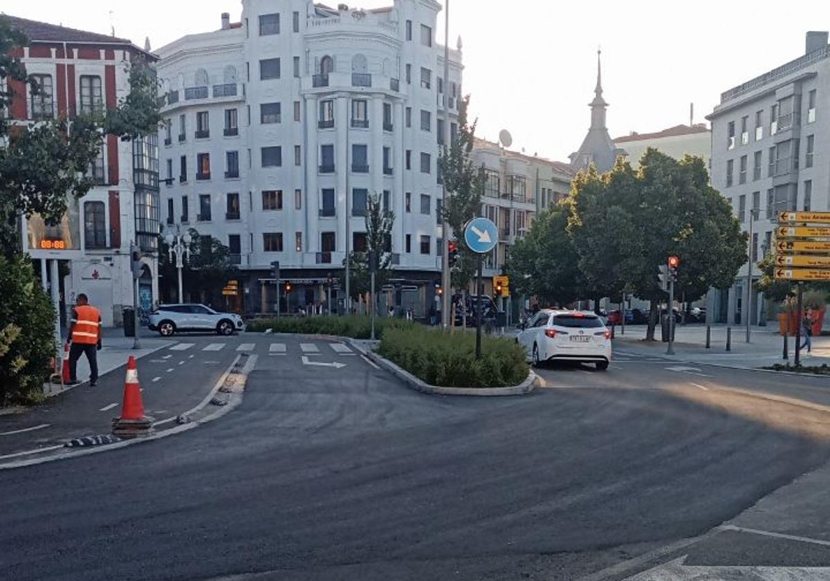 Circulación normalizada en la plaza de Colón, este jueves.