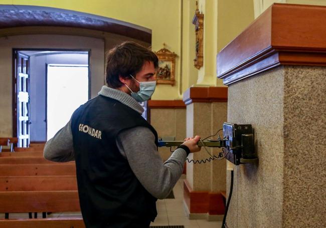 Un técnico trabaja con un georradar en la Iglesia de Nuestra Señora de los Dolores de Madrid en 2020 para intentar hallar los restos de Calderón de la Barca.