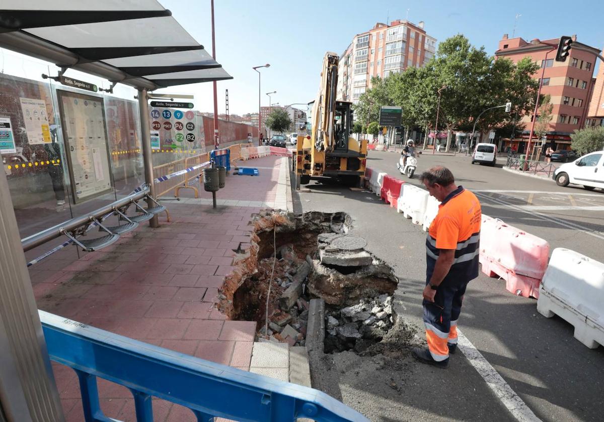 Socavón junto a la parada de autobús a la altura del número 55 de la Avenida de Segovia.