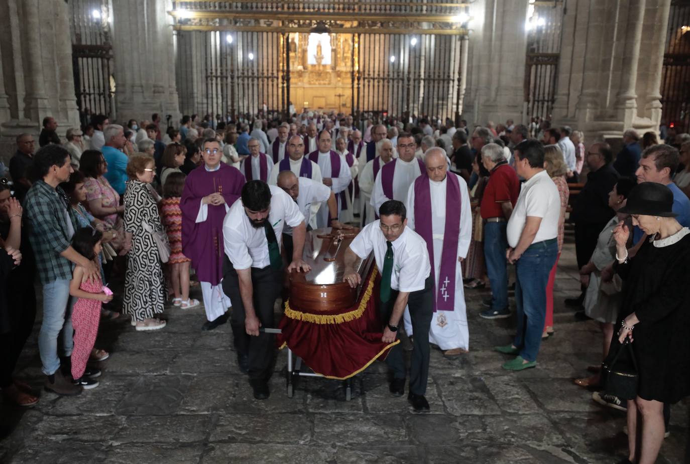 Un momento del funeral de Teófanes Egido, en la iglesia de San Benito.