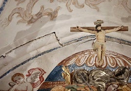 Grietas sobre el altar de la iglesia de San Martín de Valvení.