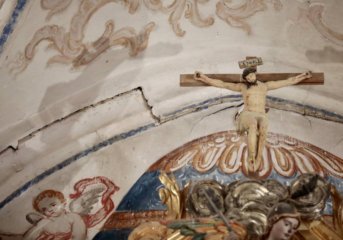 Grietas sobre el altar de la iglesia de San Martín de Valvení.