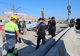 Concentración de los vecinos del Camino Viejo de Husillos mientras se retiran las pantallas acústicas.