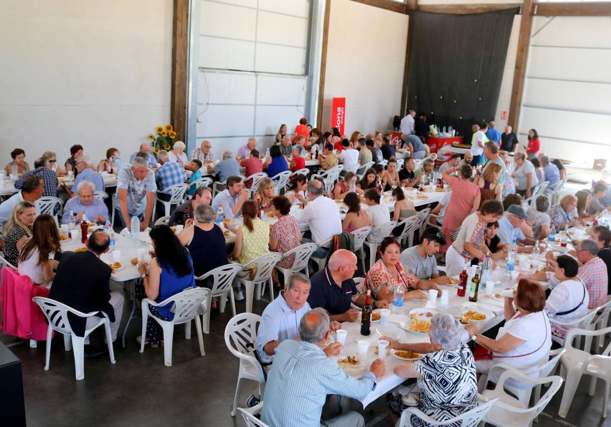 Comida de hermandad en Hornillos para cerrar la jornada.